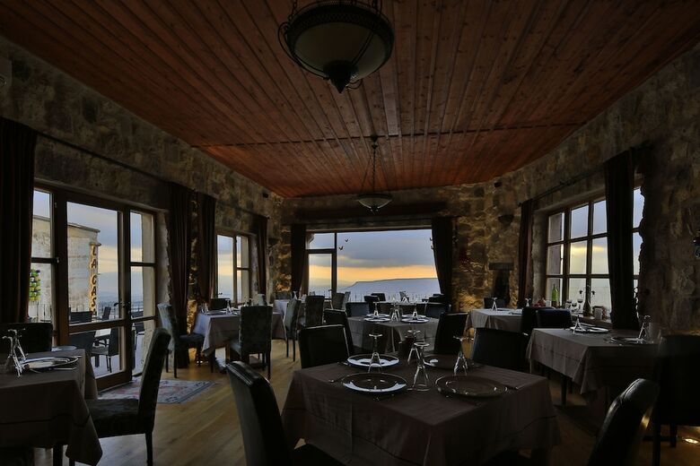 Hotel La Casa Cave