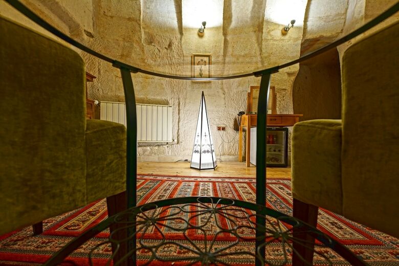 Hotel La Casa Cave