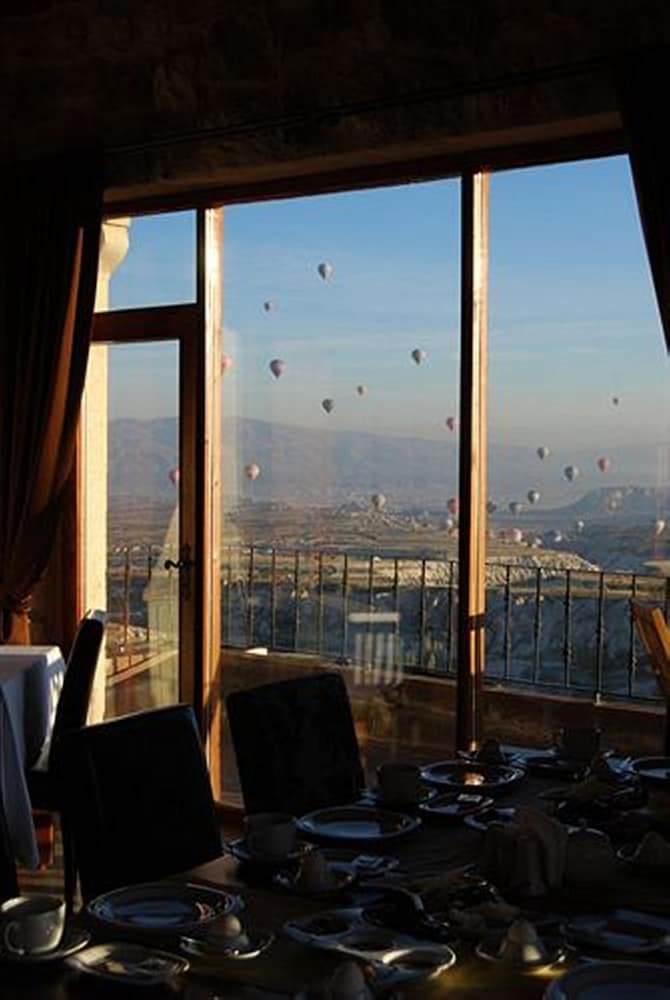Hotel La Casa Cave