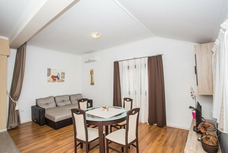 Apartments Vladimir 2835 / One Bedroom A4