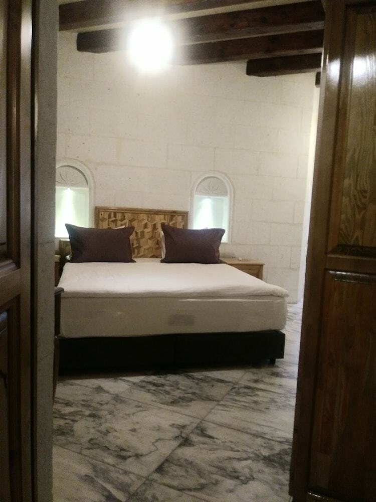 Crassus Cave Hotel