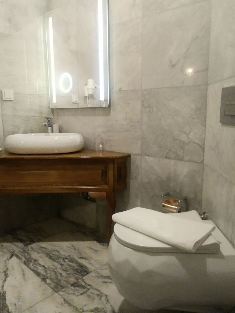 Crassus Cave Hotel