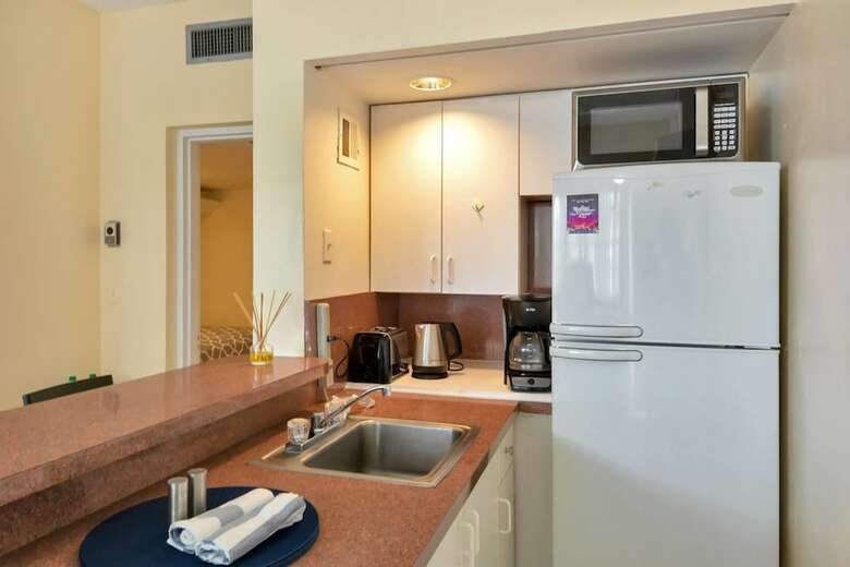 Gorgeous 1br Apartment, A Walk From The Beach