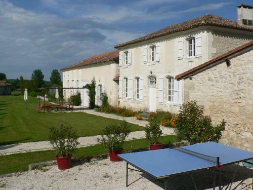 Hostal Chambres D'h�tes Et G�tes Du Ch�teau de Clauzuroux