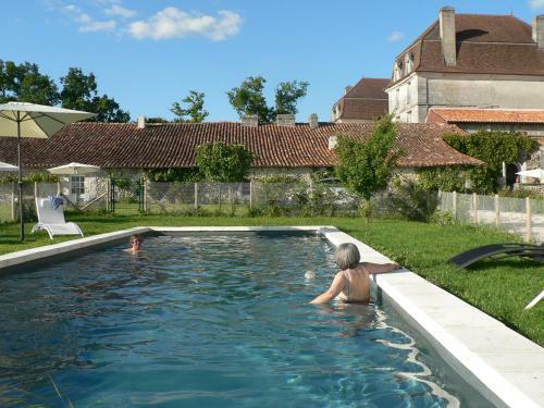 Hostal Chambres D'h�tes Et G�tes Du Ch�teau de Clauzuroux