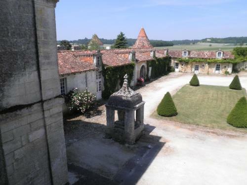 Hostal Chambres D'h�tes Et G�tes Du Ch�teau de Clauzuroux