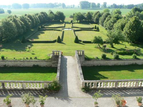 Hostal Chambres D'h�tes Et G�tes Du Ch�teau de Clauzuroux