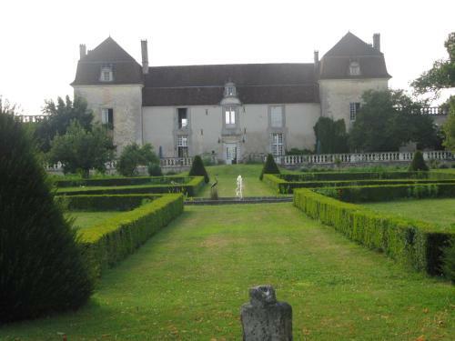 Hostal Chambres D'h�tes Et G�tes Du Ch�teau de Clauzuroux