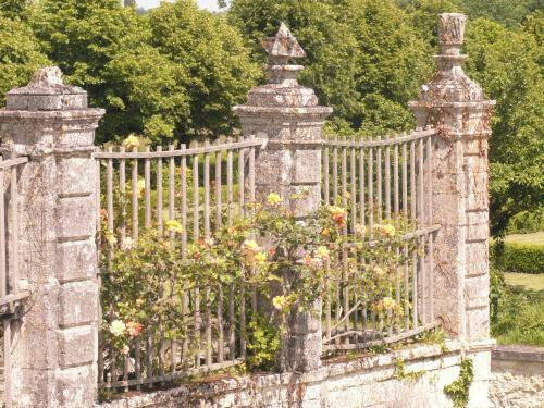 Hostal Chambres D'h�tes Et G�tes Du Ch�teau de Clauzuroux