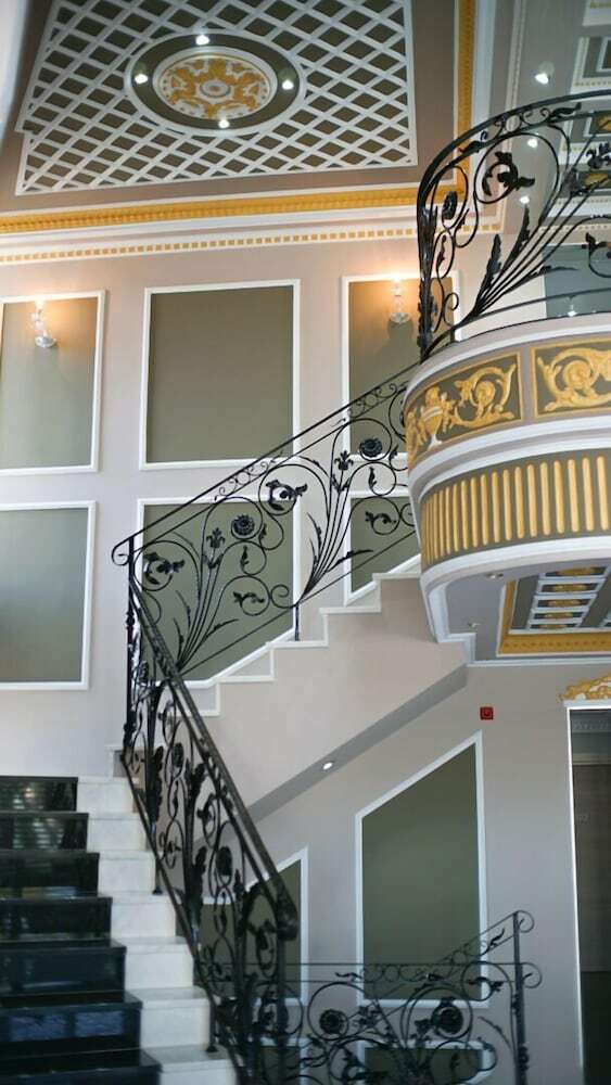 Agnes Deluxe Hotel