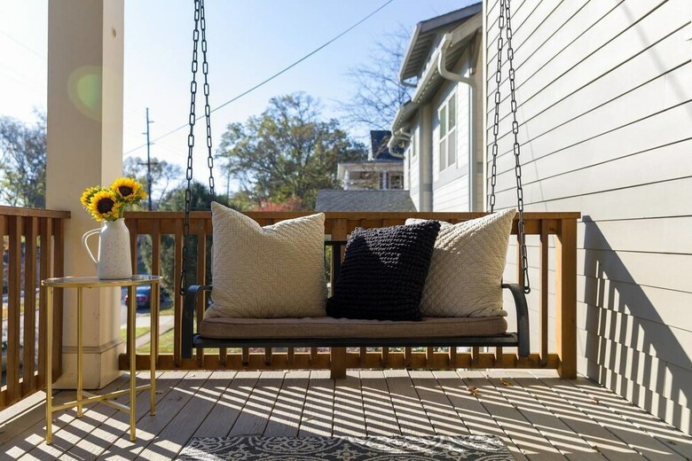Refreshing 3br/3ba Townhouse Mins To Dt By Domio