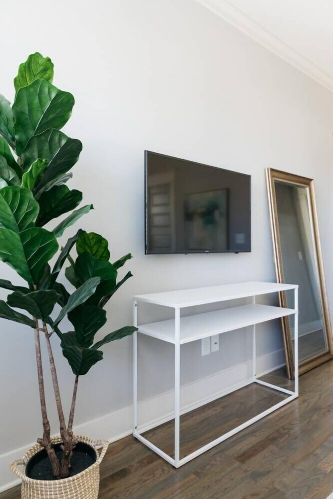 Refreshing 3br/3ba Townhouse Mins To Dt By Domio