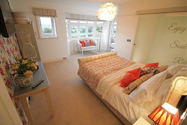 Bed & Breakfast Stay At No.2