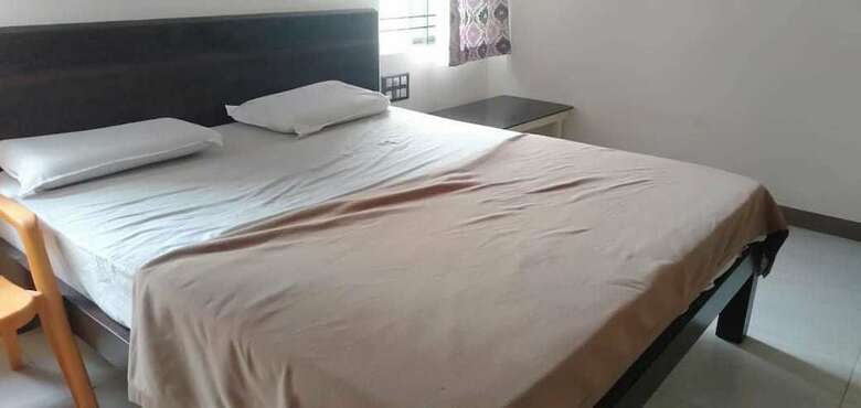Hotel Iroomz Grand Palace