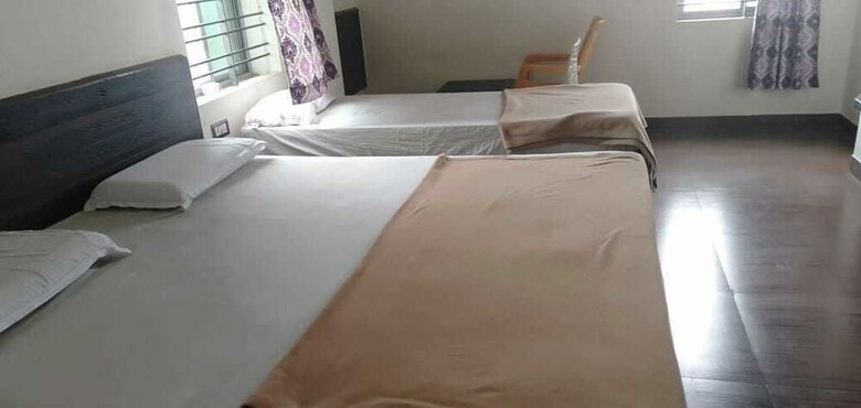 Hotel Iroomz Grand Palace