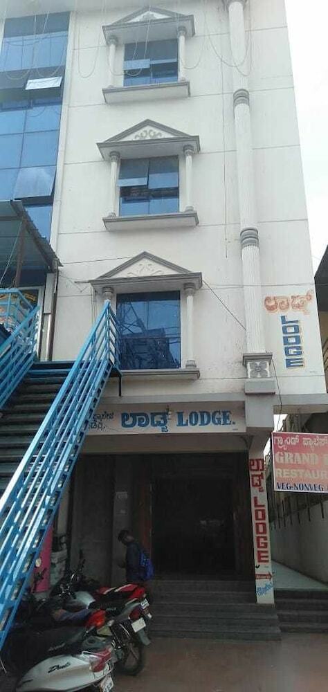 Hotel Iroomz Grand Palace