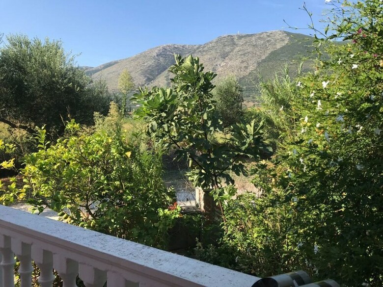 2 Bed House With Mountain View