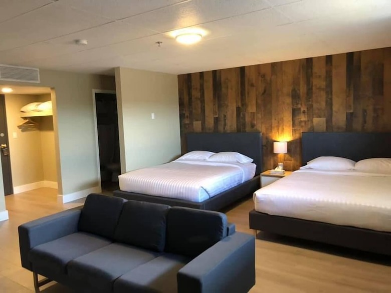 Camrose Lechateau Hotel