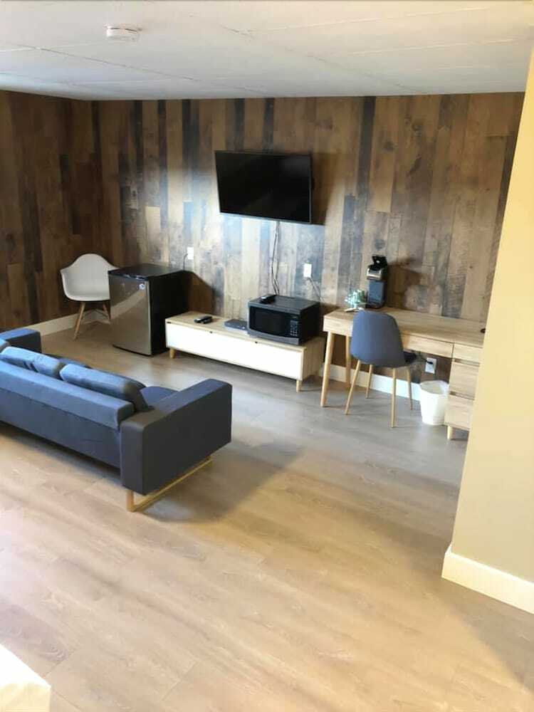 Camrose Lechateau Hotel
