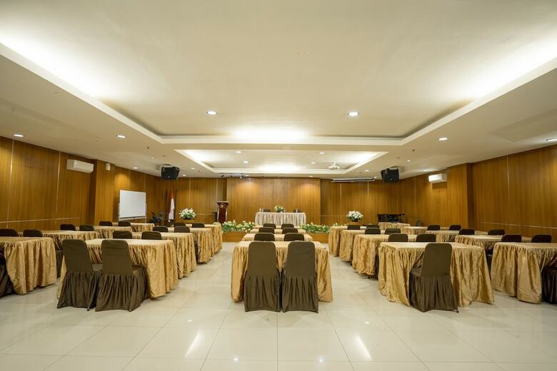 Capital O 1083 Hotel Grand Kartika
