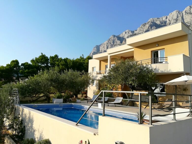 Apartamentos House Arija