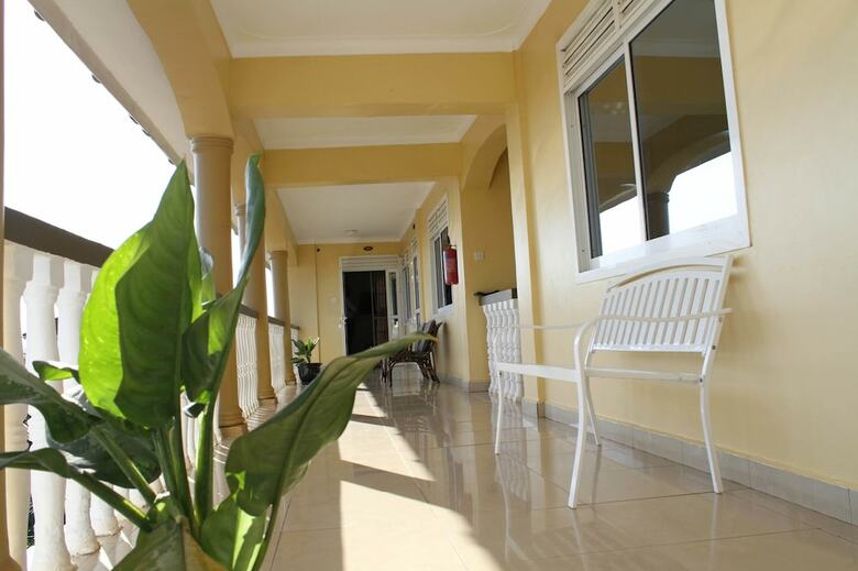 Hotel Karibu Bb Suites