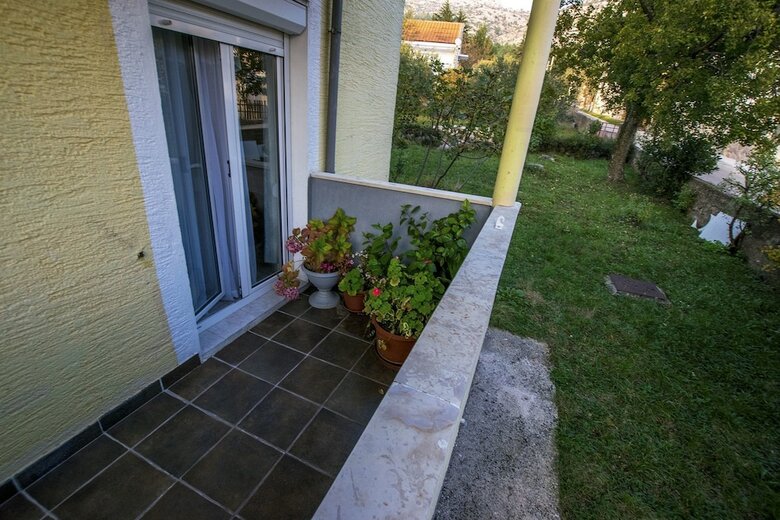 Apartments Nada-on Quiet Location In Center Of Starigrad