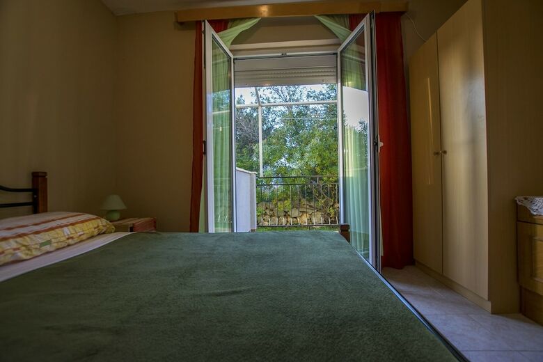 Apartments Nada-on Quiet Location In Center Of Starigrad