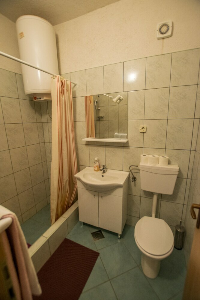 Apartments Nada-on Quiet Location In Center Of Starigrad