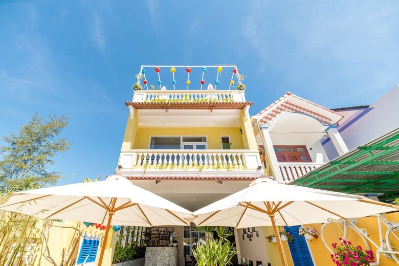 Hotel Golden Walls Homestay