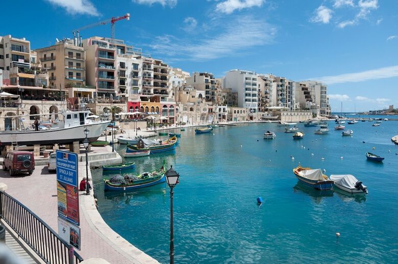 Centric And Spacious Apartment With Wifi And Balcony