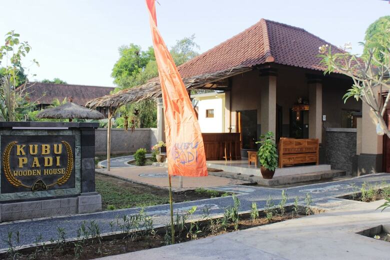 Bed & Breakfast Kubu Padi Wooden House