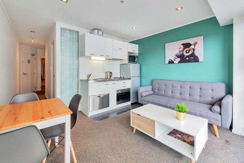 Jht - 2 Brm Apartment, Queen St, Netflix Tv