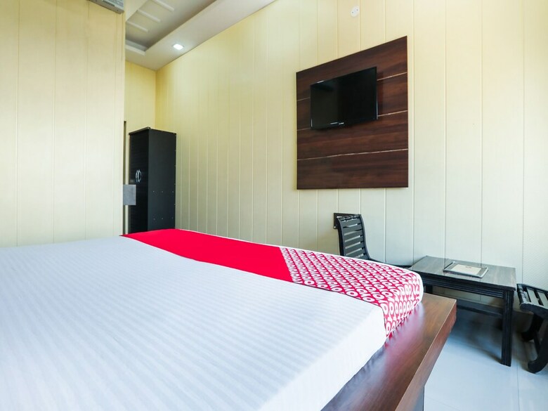 Capital O 38771 Hotel J7 International