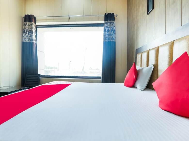 Capital O 38771 Hotel J7 International
