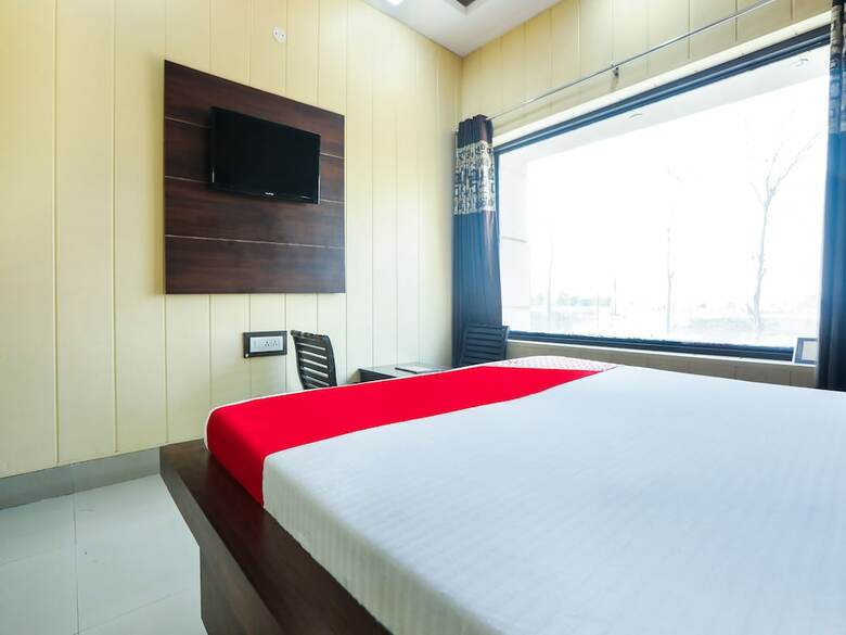 Capital O 38771 Hotel J7 International