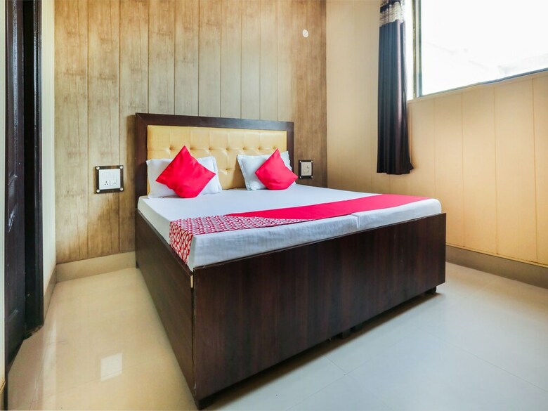 Capital O 38771 Hotel J7 International