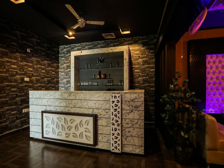 Capital O 38771 Hotel J7 International