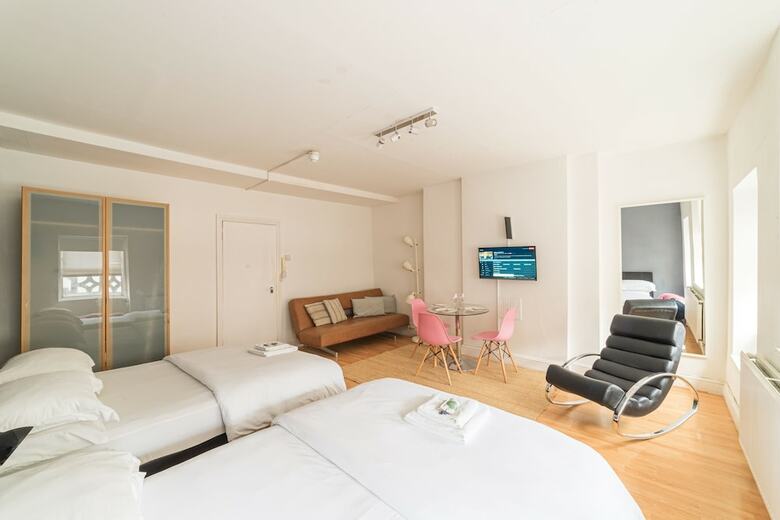 Spacious Studio Apartment Soho Square