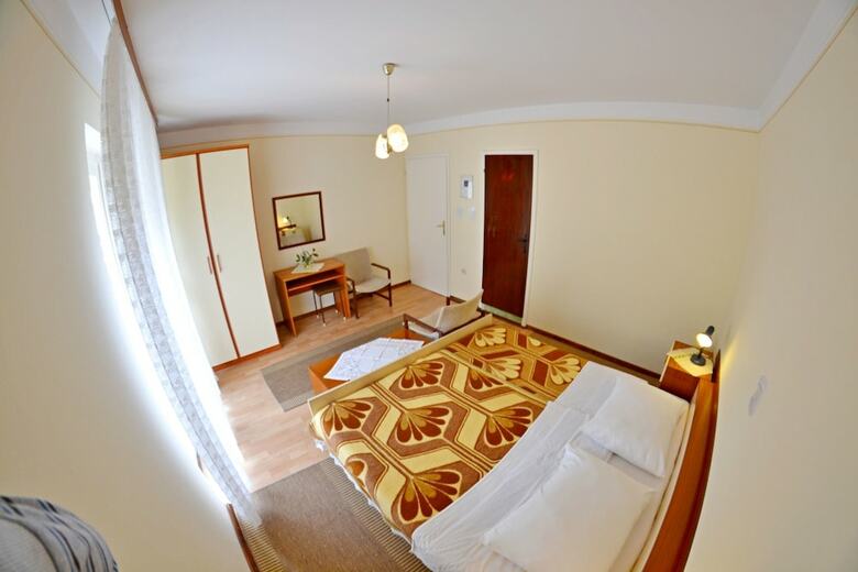Apartment And Rooms Ru?a