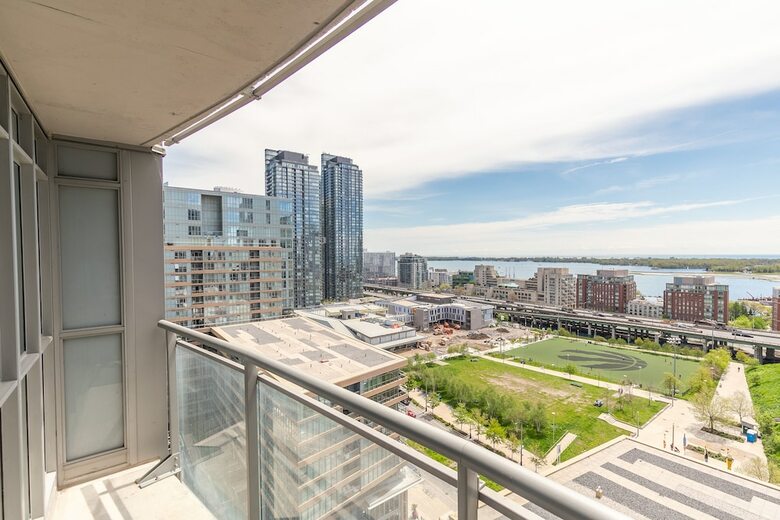 Gorgeous Luxury Condos Near The Cn Tower