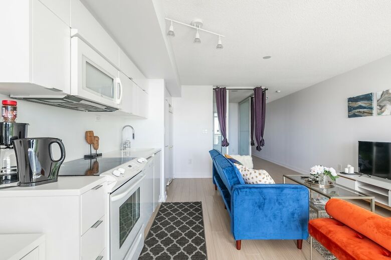 Gorgeous Luxury Condos Near The Cn Tower