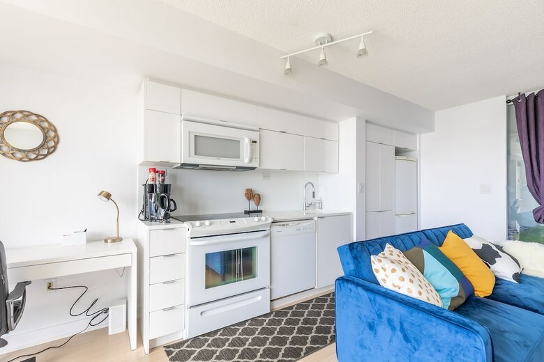 Gorgeous Luxury Condos Near The Cn Tower
