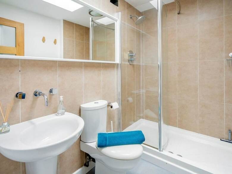 Luxury Central Townhouse - Double Terrace, Free Parking.