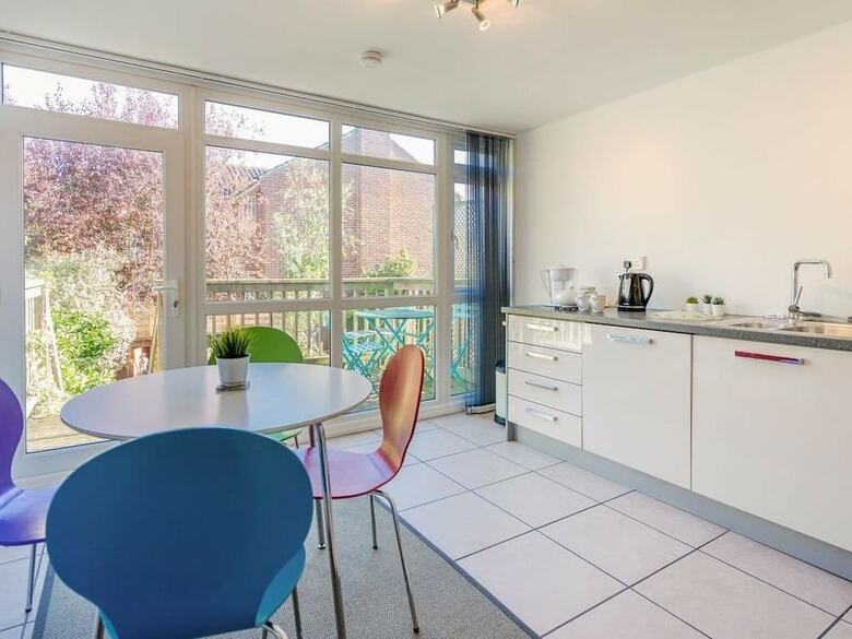 Luxury Central Townhouse - Double Terrace, Free Parking.