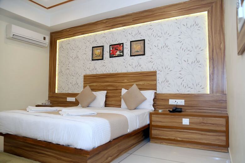 Hotel Shobhna Palace By Sky Stays