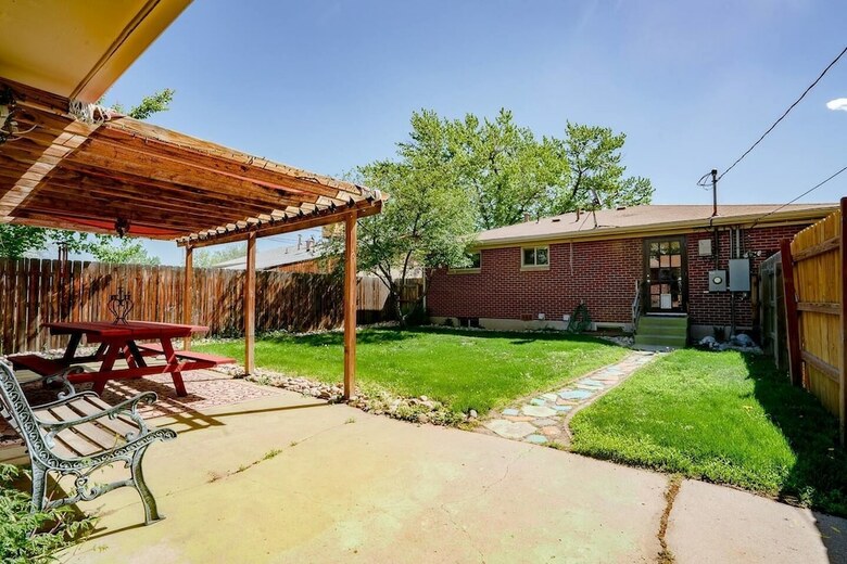 Casa De Henrichs + The Den Spacious Backyard