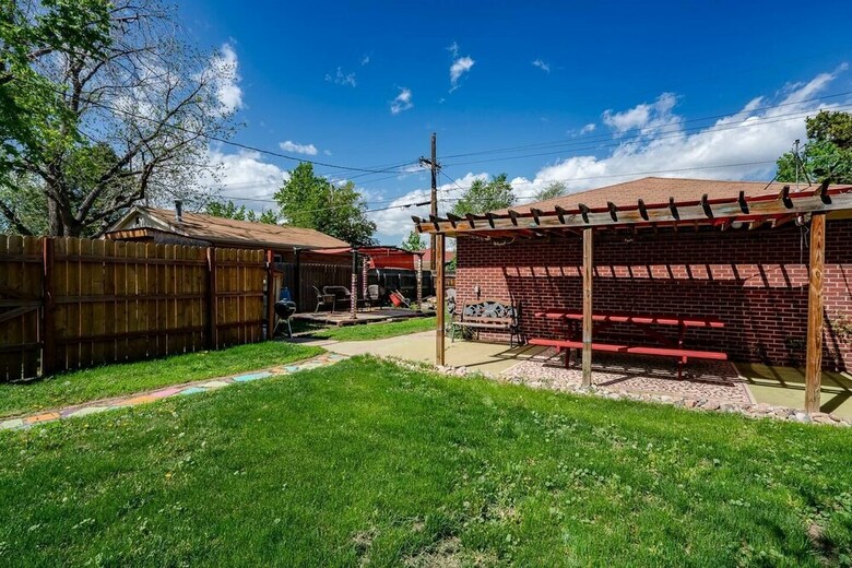 Casa De Henrichs + The Den Spacious Backyard