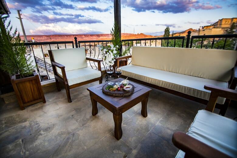 Saddle Cave Hotel