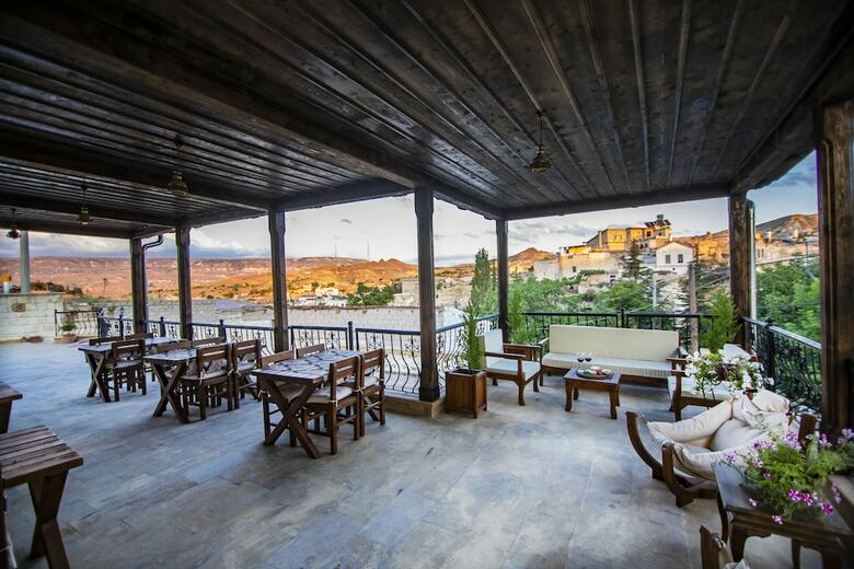 Saddle Cave Hotel